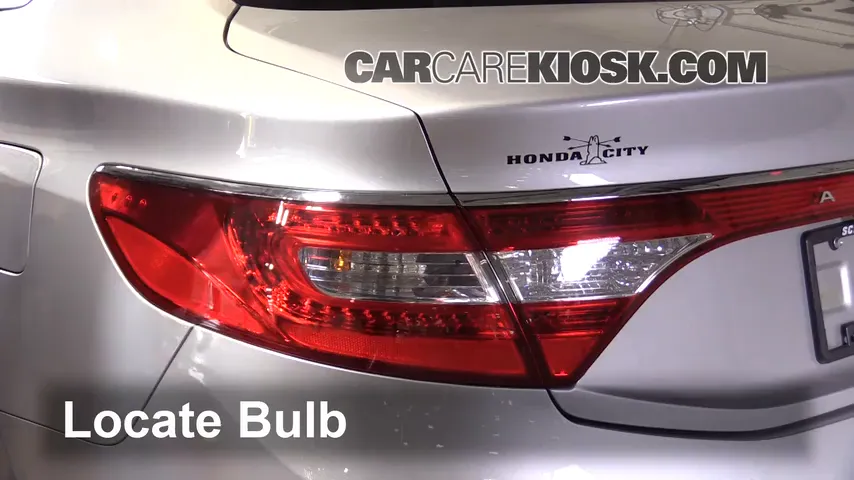 2014 Hyundai Azera Limited 3.3L V6 Lights Turn Signal - Rear (replace bulb)
